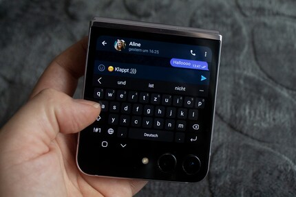 But replying on the outside display feels very modern.