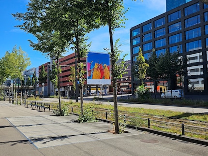 You can take great shots with the main camera. But I find the colours too strong and this photo over-sharpened.