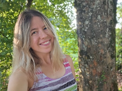 Selfies are good quality, but the bokeh looks a bit artificial around my hair and the leaves are too sharp for their distance.