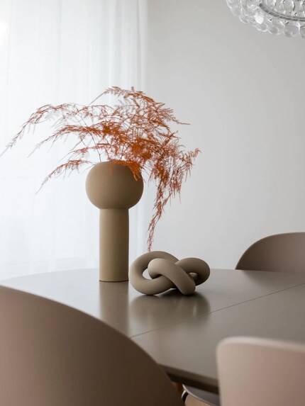 «Nodo» ti invita a seguire le sue curve intrecciate.