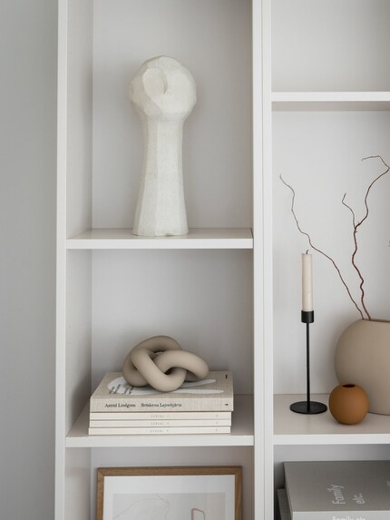 La superficie opaca e setosa conferisce calore alla fredda scultura in ceramica.