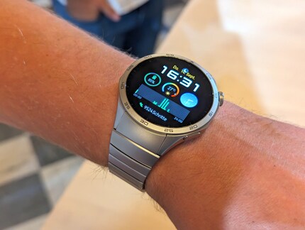 De GT4 gemaakt van titanium gecoat roestvrij staal in een mat grijze kleur.