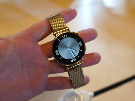 De filigraan Milanaise polsband ziet er comfortabel uit en past goed bij de kleine GT4.