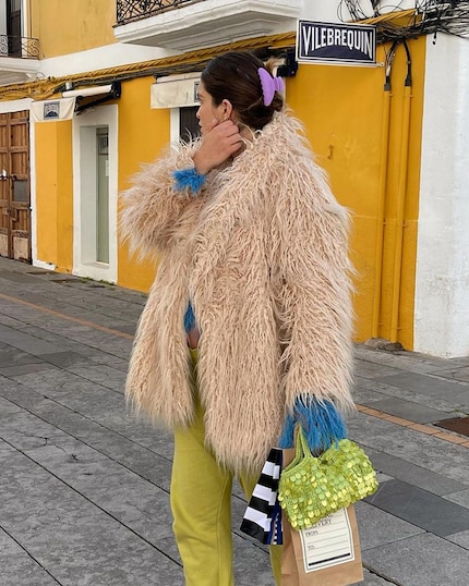 Il fermaglio fa decisamente parte del look.