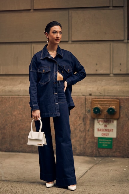 Le rigide camicie di jeans sono difficili da infilare nei pantaloni – meglio se indossate semiaperte sopra i jeans.