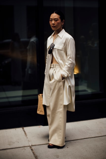 Gli abiti a camicetta sono molto eleganti indossati semiaperti sopra i pantaloni.