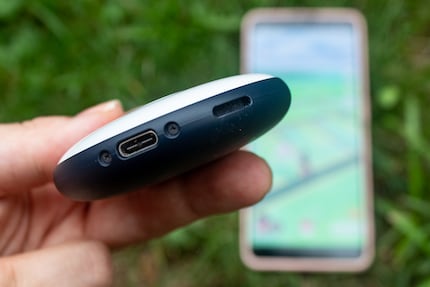 Pokémon GO Plus + wordt geleverd met een paar knoppen en een USB-C poort.