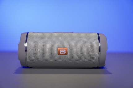 Trotz des günstigen Preises verbindet sich der Blow BT460 schnell und stabil mit dem Handy.