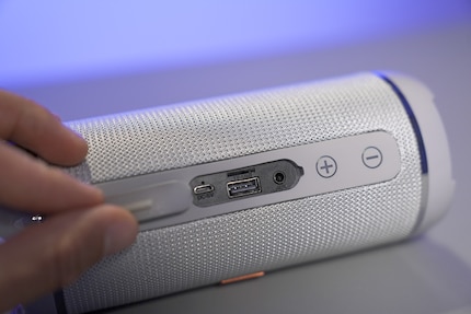 USB, Speicherkarten-Slot, Audio-Stecker – so viel Anschlüsse hat der günstige Lautsprecher.