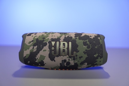 Der JBL liefert erstaunlich guten Sound mit viel Bass für die Grösse des Speakers.