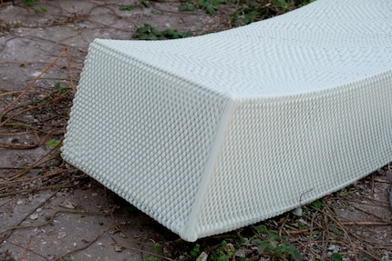 The «Knotty» bench has a strong and tactile texture thanks to «knitting pattern».