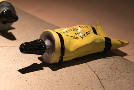 Sayings instead of brand logos: The ceramic glue tube puts our sensory impressions to the test.