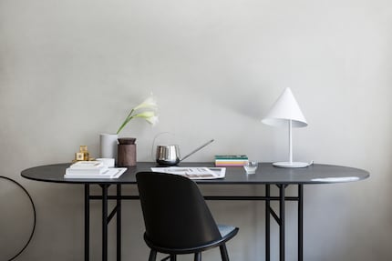 Tables with an organic design add variety and cosiness.