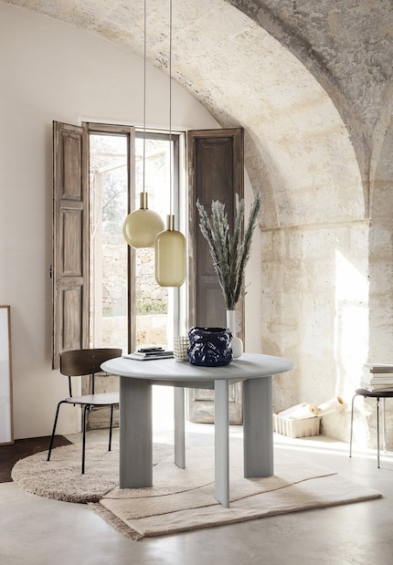 «View» bringt ein natürliches Flair nach Hause. Seine Formen erinnern an Wüstendünen und Bergketten.