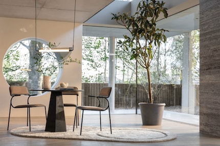 Die ovale Form von «Spark» passt perfekt zum runden Esstisch und wertet den Raum auf.