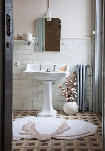 Flower Power: Der rundliche Blumenteppich schüttelt sogar ein eingestaubtes und steifes Fliesenmuster auf.