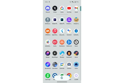 The floating G replaces the search bar in the app overview.