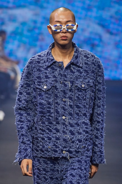 The loose threads of the denim jacket from Bludiblu's spring collection 24 create the illusion of a houndstooth pattern.