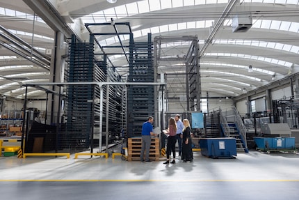 In der grossen Produktionshalle werden täglich zehn bis zwölf Forster Stahlküchen angefertigt.