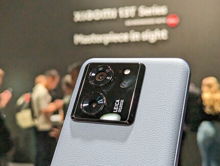 Deux caméras se remarquent, la troisième semble en revanche minuscule.