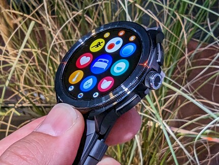 Display and crown of the Xiaomi Watch 2 Pro.