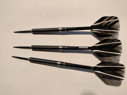 Die Winmau Blackout Steeldarts überzeugen mich mit einer edlen Optik und einer guten Griffigkeit.