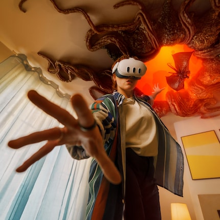 Die Meta Quest zeigt digitale Elemente im (simulierten) realen Raum an.