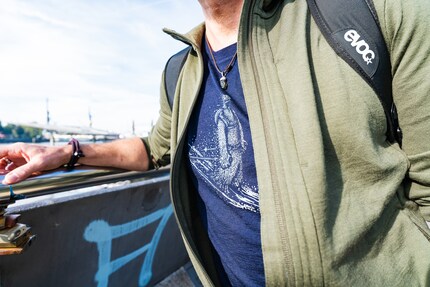 Un yéti à ski sur les rives de l’Elbe à Hambourg.