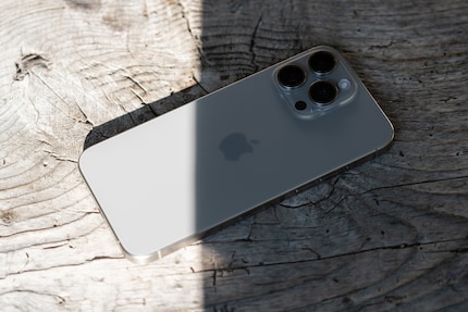 L'iPhone 15 Pro può diventare piuttosto caldo, anche senza essere esposto al sole come in questo caso.