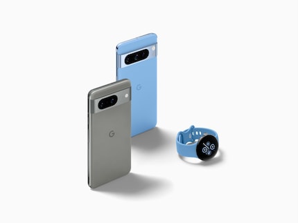 Il Pixel 8 in grigio e l'8 Pro in blu insieme al Pixel Watch 2.