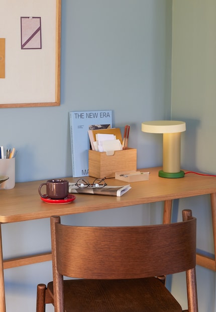 Sets an accent even without light: a coloured lamp.