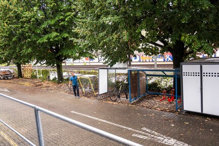 Die diversen Modelle: rechts mit den weissen Türen die neue Velogarage.