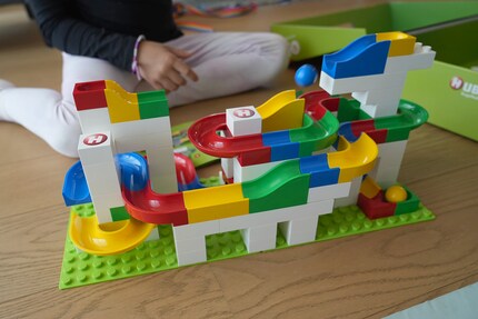 Variante avec tremplin : cette idée de circuit de billes provient du livret fourni.