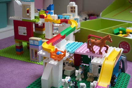 Variante freestyle d’une fillette de sept ans : la maison Duplo se dote d’un toboggan.