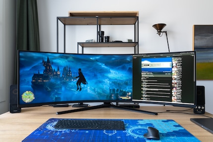 La Neo G9 peut être divisée en deux moniteurs virtuels, ici dans un rapport 2:1. A gauche, mon PC fournit l'image, à droite, le MacBook. A la place, vous pouvez aussi connecter les deux côtés au même appareil.