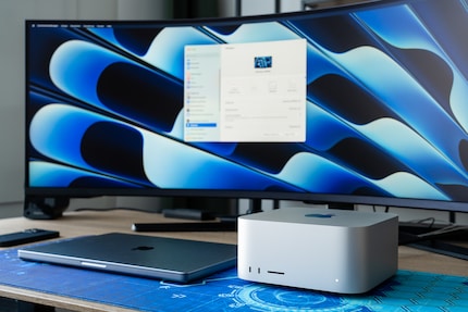 Mon MacBook M1 Max (à gauche) ne peut pas faire fonctionner le Neo G9 correctement. Le M2 Max Mac Studio, si, car il a un port HDMI 2.1.