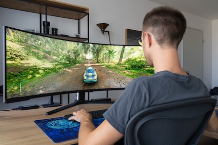 L'écran large géant m'enserre, ce qui donne une expérience de jeu impressionnante dans les simulations et les jeux de course - à condition que votre ordinateur fournisse suffisamment d'images par seconde.