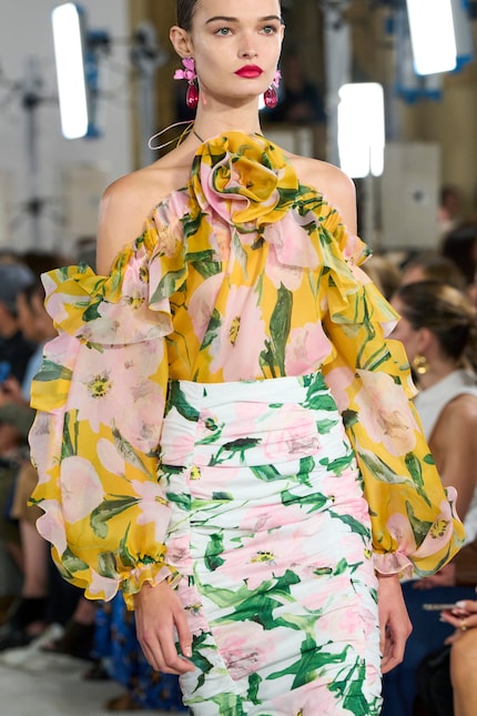 Des fleurs à perte de vue dans la collection printemps 23 de Carolina Herrera.