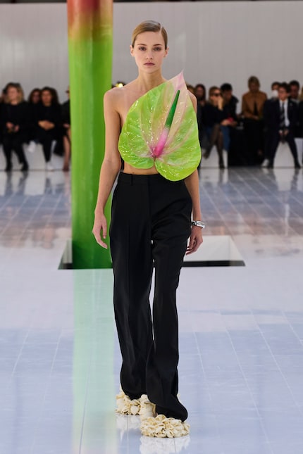 Des sculptures d'anthuriums surdimensionnées et réalistes ont remplacé le haut de la collection printemps 23 de Loewe.