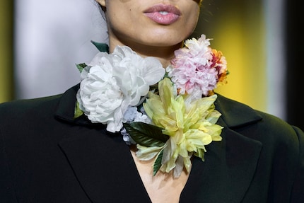 Kunstblumen dienten in der Herbstkollektion 23 von Elie Saab als Halsschmuck.