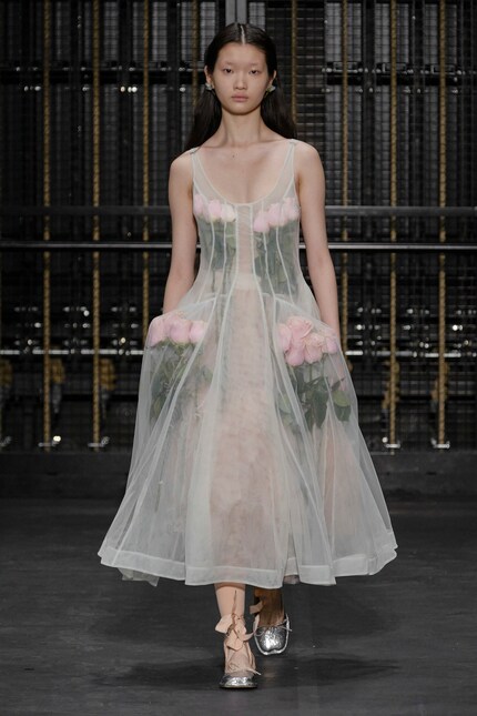 Bei Simone Rocha schimmern frische Rosen durchs transparente Tüllkleid aus der Frühlingskollektion 24.