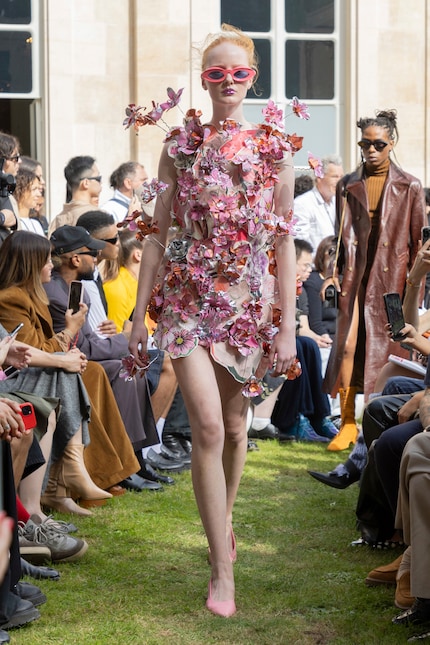 Cette robe de la collection printemps 24 de Marni se compose d'une sorte de collage de papier auquel ont été ajoutées des fleurs en 3D.