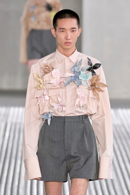 Hemden mit Cargotaschen und Blüten-Applikationen – ein spannender Kontrast an der Frühlingskollektion 24 von Prada.