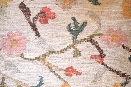 Alla designer piacciono molto i colori pastello e il motivo floreale, perché adora i fiori.