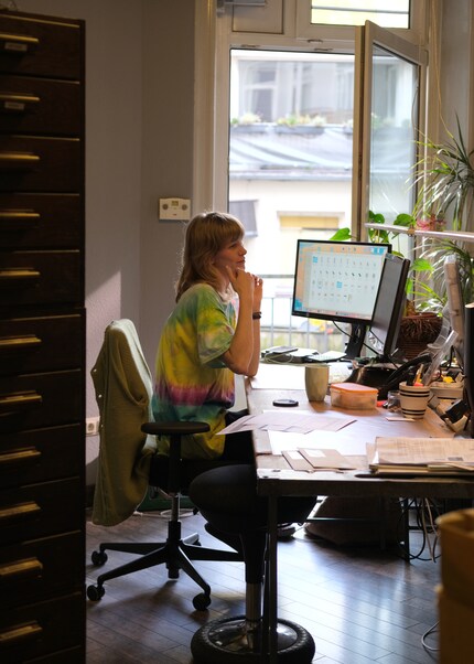 Katharina Gellert svolge diversi compiti presso Liv Interior.