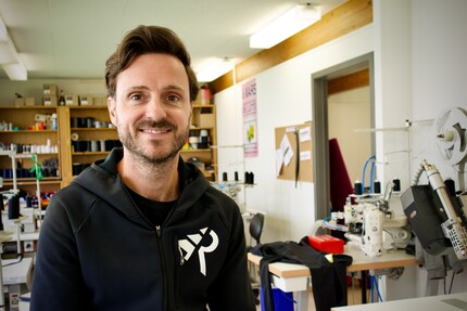 Il fondatore dell'azienda Michael Ingram nell'atelier di produzione a Marly.