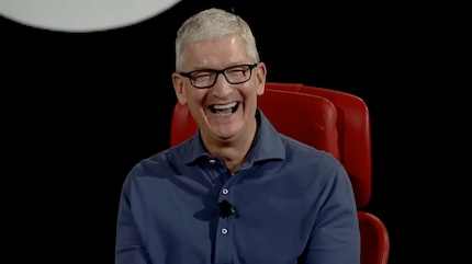 «Buy your mom an iPhone» - Tim Cook's solution to compatibility issues was packaged as a joke, but it sums up Apple's attitude.