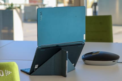 Das Yoga Book 9 auf seinem Standfuß.