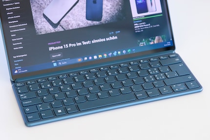 Die kleine Bluetooth-Tastatur ist angenehmer als die virtuelle.