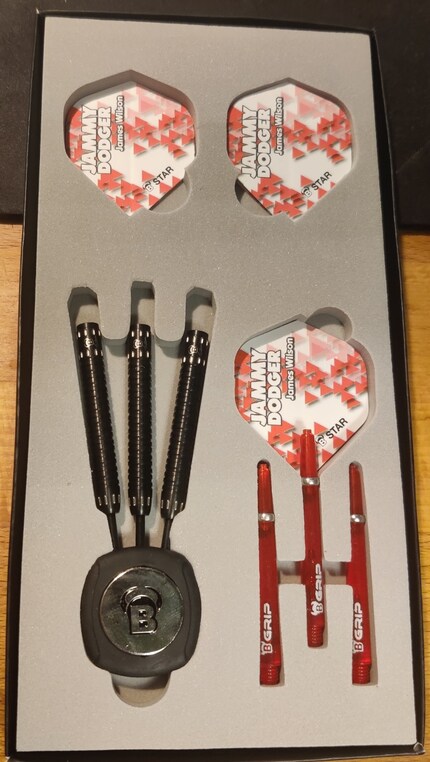 In addition to the barrels, shafts and flights, a Bull's Pinpointer is also included in a small box. 